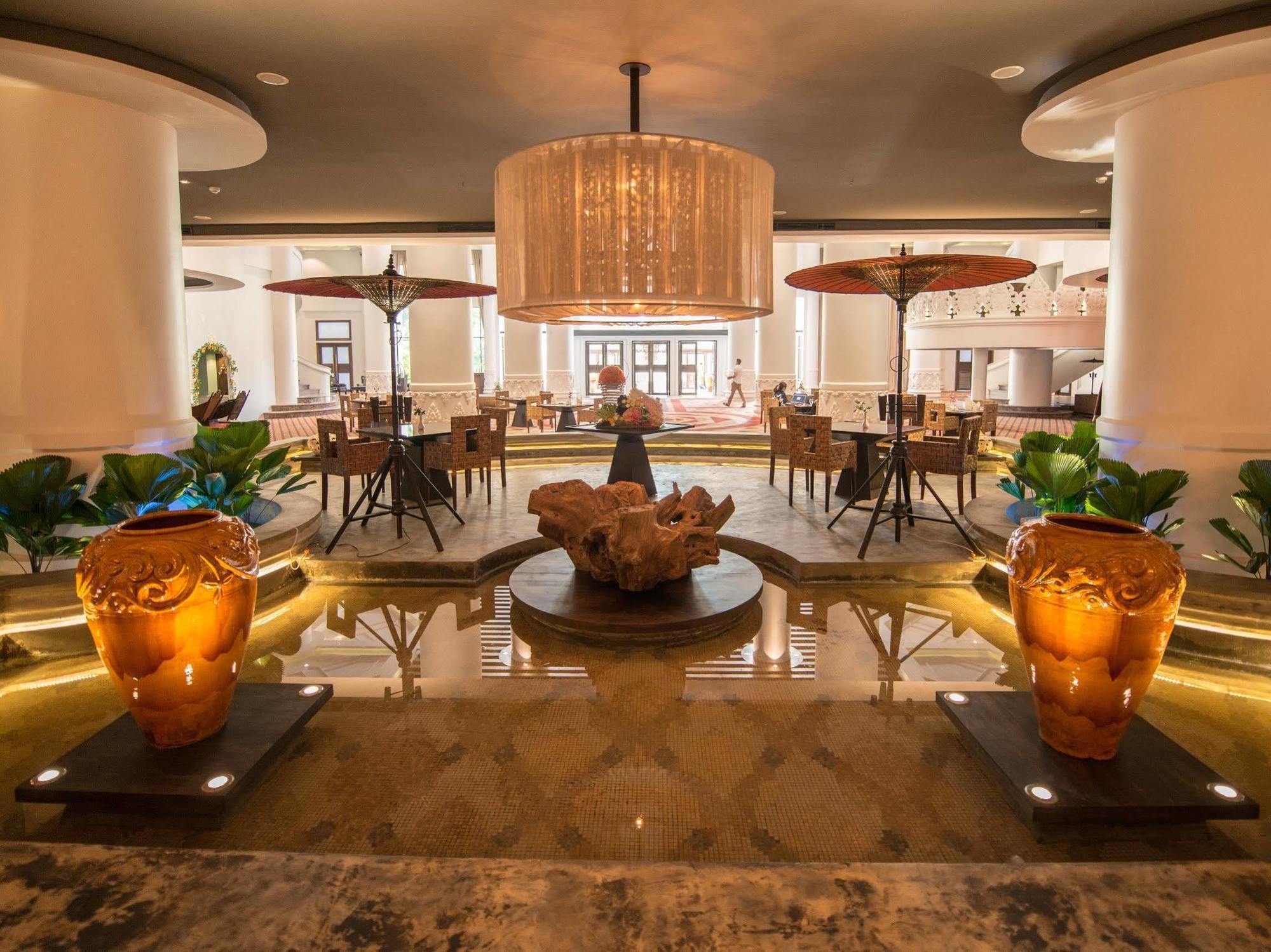 Rose Garden Hotel Янгон Екстериор снимка
